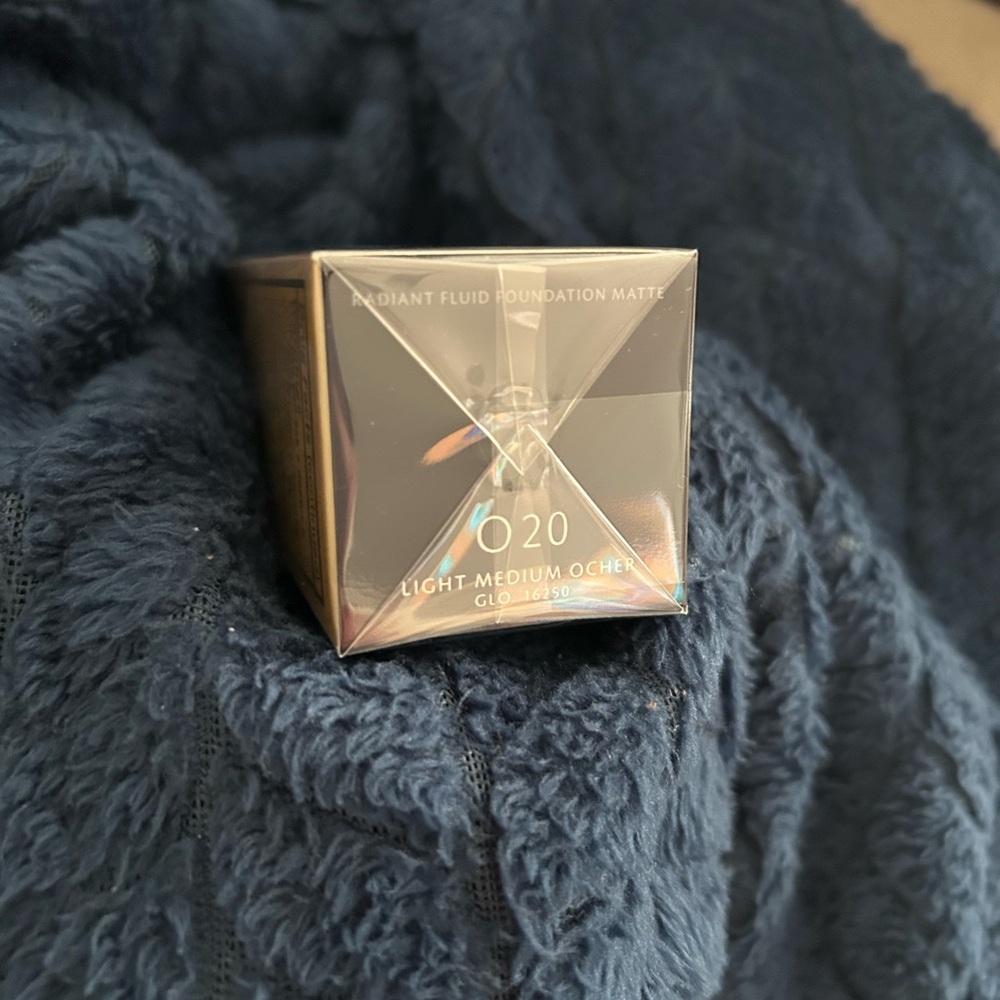 Clé de Peau $148 Radiant Fluid Foundation Matte SPF20 Light Medium Ocher O20 - Picture 3 of 4